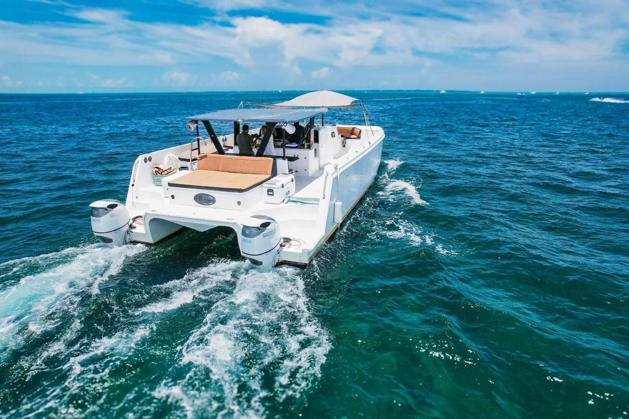 Catamarán Atomic navegando rumbo a Isla Mujeres