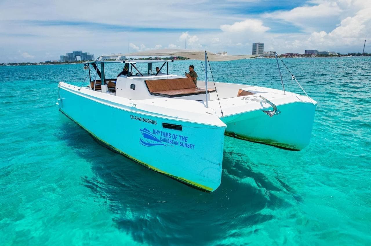 Catamarán Atomic frente a la costa de Cancún